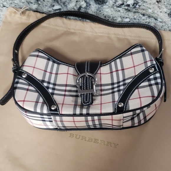 Burberry Handbags - 💛Burberry Authentic Handbag💛